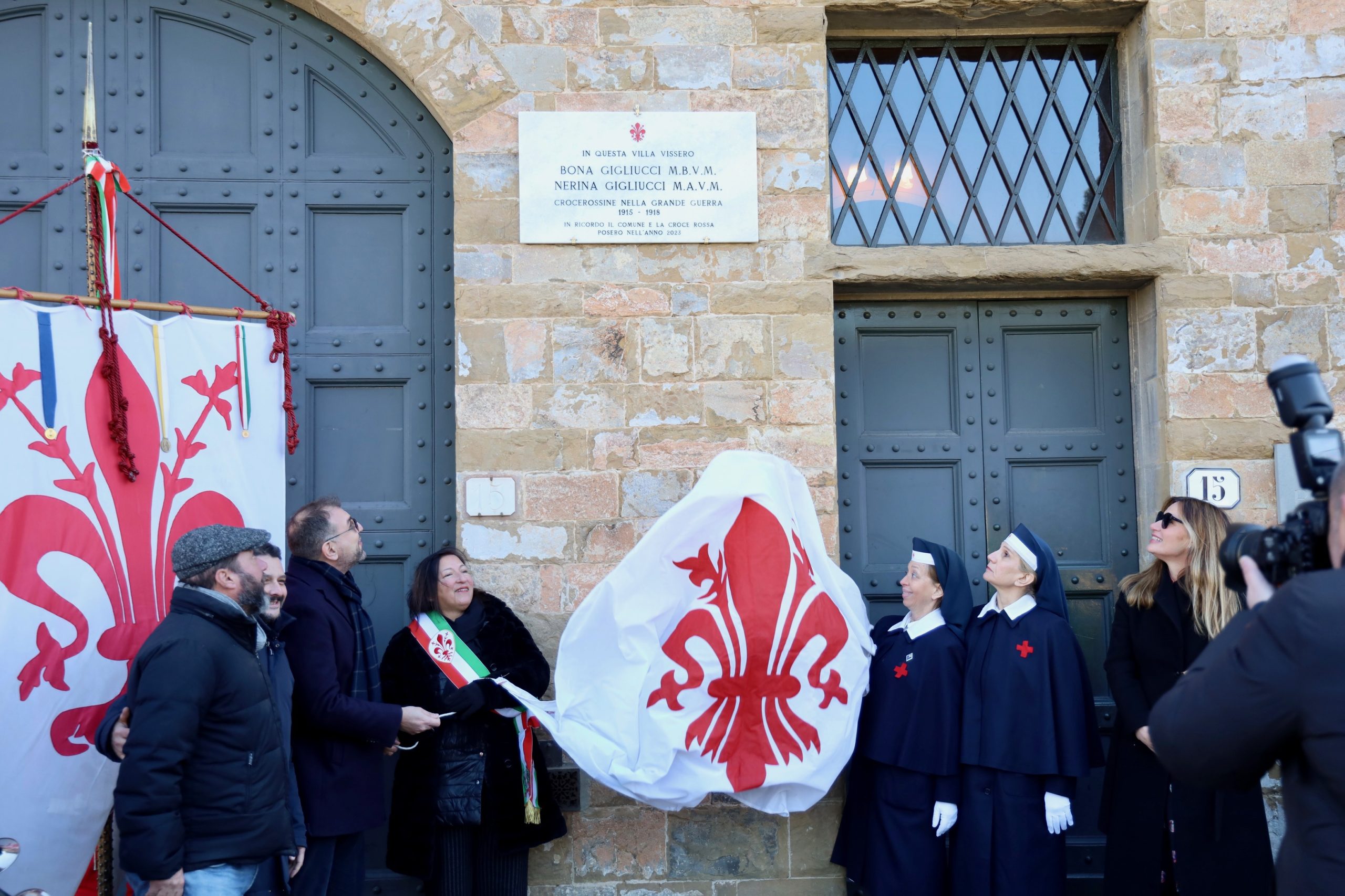 Intitolazione di una targa per Sorelle Gigliucci presso la Casa Rossa di Piazza Savonarola a Firenze